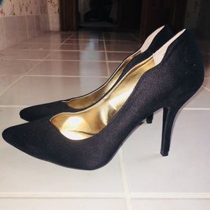 Black V-shaped Cut Pointed Toe Stiletto Pumps